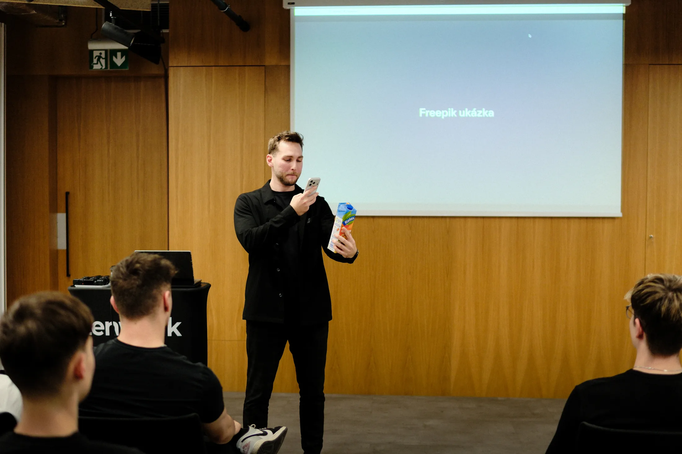 Gedeon Drapák mluví k plnému sálu na HUSTLE MEET v Praze